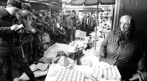 Milicja Obywatelska i Państwowa Izba Handlowa przeprowadzają kontrolę na bazarze Różyckiego w 1982 r.