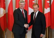 Premier RP Donald Tusk i premier Kanady Stephen Harper podczas powitania przed spotkaniem w Warszawie