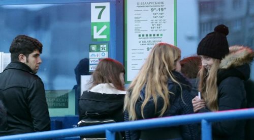 Kolejki przed kantorami na Białorusi w czwartek 19 grudnia. Dolary i euro mają się pojawić na początku tygodnia - obiecała Białorusinom szefowa miejscowego banku centralnego