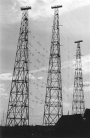 Maszty antenowe używane do zagłuszania fal radiowych o dużym zasięgu.
