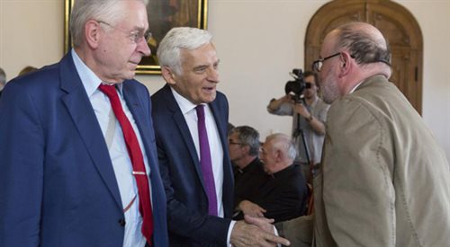 Jerzy Buzek wita się z Pawłem Huelle