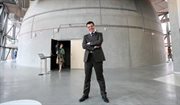Dyrektor Centrum Nauki Kopernik Robert Firmhofer przed półkopułą nowo otwartego planetarium