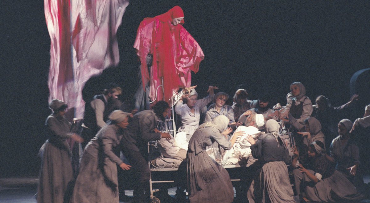 Musical Skrzypek na dachu w reżyserii Jerzego Gruzy w Teatrze Muzycznym w Gdyni, 1987 r. Nz. scena zbiorowa ze snem Tewiego