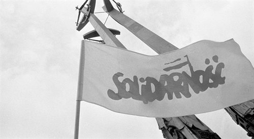 Flaga Solidarności na tle pomnika Pomnik Poległych Stoczniowców 1970 r. w Gdańsku