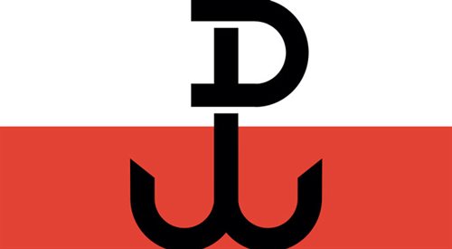 Flaga Armii Krajowej; symbol na fladze jest złożeniem liter P i W, będących skrótem od Polska Walcząca. Wikimedia Commonscc