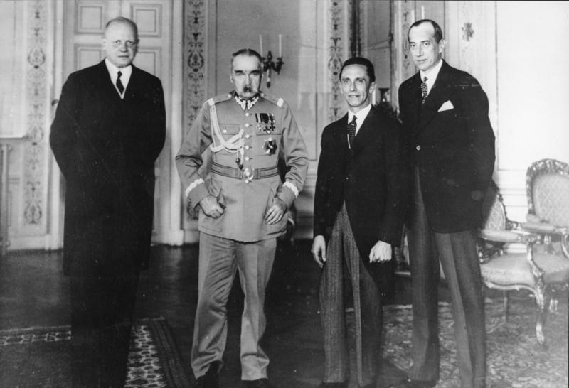 Od prawej: Hans-Adolf von Moltke, Józef Piłsudski, Joseph Goebbels i Józef Beck w Warszawie (15.06.1934), aud. Röhnert, źr. Bundesarchiv, Wikipedia/dp