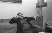 Przywódca Solidarności był przetrzymywany w miejscu odosobnienia od 13 grudnia 1981. Na zdjęciu Lech Wałęsa w dniu zwolnienia z internowania. Przed opuszczeniem aresztu Wałęsa udziela wywiadu dla Dziennika TVP. Arłamów, 5.11.1982




