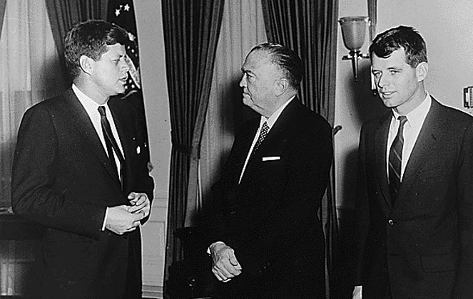 Waszyngton, 23.02.1961. Wizyta prokuratora generalnego i dyrektora FBI w Białym Domu. Nz. od lewej: Prezydent John F. Kennedy, John Edgar Hoover, Robert F. Kennedy. Wikimedia Commons/dp. Źr.: National Archives and Records Administration

  