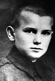 Karol Wojtyła, jako 12 letni chłopiec, uczeń siedmioklasowej męskiej Szkoły Powszechnej im. Marcina Wadowity