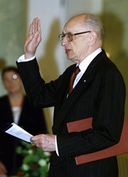 Na zdjęciu archiwalnym w 30.06.2000 r. Władysław Bartoszewski podczas zaprzysiężenia na ministra spraw zagranicznych w rządzie Jerzego Buzka w Warszawie