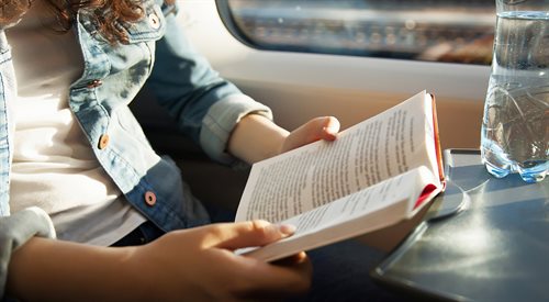 Dlaczego Polacy lubią czytać podczas podróży?
