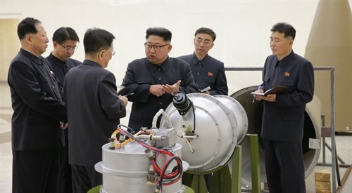Kim Dzong Un w trakcie wizyty w zakładach produkujących broń