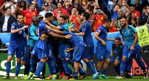 Piłkarze Włoch skutecznie postawili się broniącym tytułu Hiszpanom