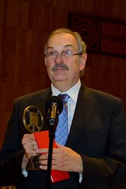 Profesor Andrzej Markowski odbiera Honorowy Złoty Mikrofon.