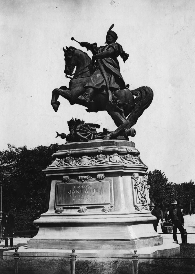 Pomnik Jana III Sobieskiego we Lwowie. Zdjęcie zostało zrobione przed II wojną światową. Źródło: NAc/Domena publiczna
