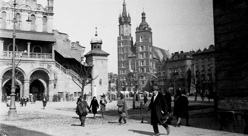 Krakowski Rynek w 1931 r. W głębi Kościół Mariacki w Krakowie, po lewej Sukiennice