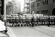 Zwarty szpaler ZOMO blokuje ulicę, 1982
