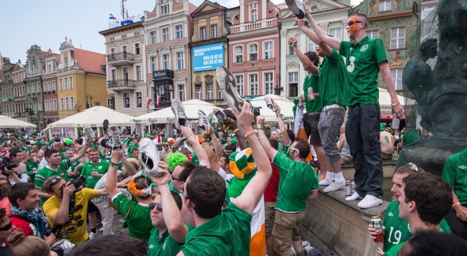 Irlandzcy kibice na Starym Rynku w Poznaniu