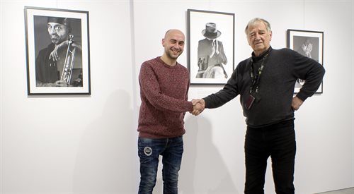 Od prawej: Krzysztof Gierałtowski (fotograf, autor zdjęć prezentowanych na wystawie Dzikie lata 80. Wystawa fotografii poświęcona Tomaszowi Stańko) i Damian Sikorski w Ney GalleryPrints