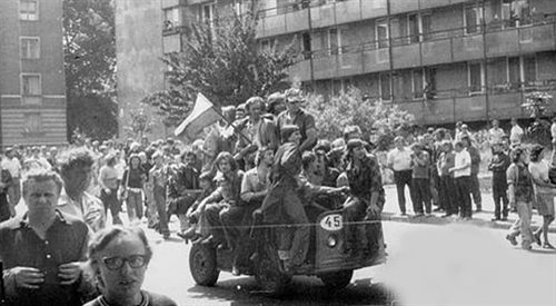 Ulica 1 Maja, godzina 12.55. Manifestanci zmierzają w kierunku budynku KW PZPR. Radom, 25 czerwca 1976