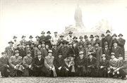 WOSPR przed pomnikiem Jana Husa w Pradze podczas pierwszego zagranicznego tournée w powojennej historii Orkiestry, listopad 1948 r., reprodukcja zdjęcia Jan Zegalski