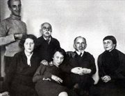 Od lewej: Aleksander Mandelsztam - brat poety, Maria Pietrowych - poetka, Emilij Mandelsztam - ojciec poety, Nadieżda Mandelsztam, Osip Mandelsztam, Anna Achmatowa - poetka. Moskwa, luty 1934.