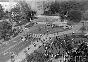 Skrzyżowanie ulic Kelles-Krausa i 1 Maja - walki robotników z milicjantami, w tle palący się budynek KW PZPR. Radom, 25 czerwca 1976 