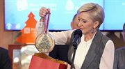 Choinka Jedynki 2016, małżonka prezydenta RP Agata Kornhauser-Duda przekazuje bombkę na aukcję