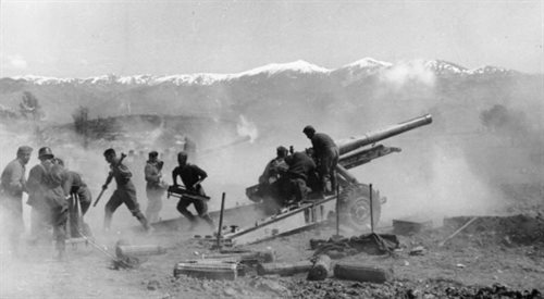 Niemcy prowadzący ostrzał na pomocą ciężkiej haubicy vz.37 produkcji czechosłowackiej podczas walk w Grecji fot. Wikimedia CommonsCC-BY-SA 3.0Bundesarchiv