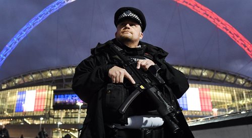 Uzbrojony policjant pilnuje bezpieczeństwa przed towarzyskim meczem pomiędzy Francją i Anglią na stadionie Wembley
