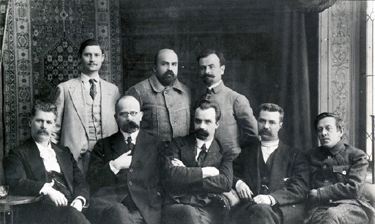 Sekretariat Ukraińskiej Centralnej Rady w 1917 roku. Pierwszy z prawej (siedzi): Symon Petrlura, trzeci z prawej (siedzi): Wołodymyr Wynnyczenko. Źródło: Wikimedia commons/Domena publiczna
  
