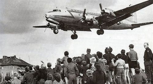 Blokada Berlina, 1948 r. Berlińczycy obserwują lądowanie amerykańskiego samolotu C-54 na lotnisku Tempelhof.