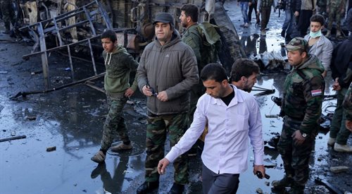 Czy są szanse na zakończenie konfliktu w Syrii? (na zdjęciu: syryjscy cywile i żołnierze po bombardowaniu w Damaszku)
