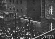 Protestujący wchodzą do więzienia przy ul. Młynarskiej. Poznań, czerwiec 1956 