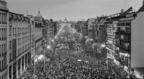 Jedna z wielu wielotysięcznych manifestacji, które w dniach aksamitnej rewolucji przeszły na Placu Wacława w Pradze (20.11.1989).