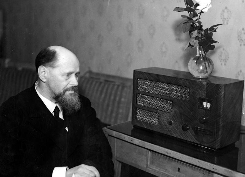 Kazimierz Przerwa-Tetmajer podczas słuchania audycji radiowej (1937), źr. Koncern Ilustrowany Kurier Codzienny, NAC, Wikimedia Commons/dp