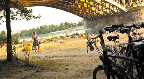 Infrastruktura rowerowa w Warszawie co roku się rozrasta, nad Wisłą są wielokilometrowe ścieżki rowerowe