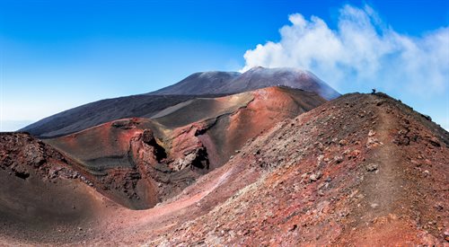 Etna znajduje się na wschodnim wybrzeżu Sycylii. Jest to obecnie najwyższy i największy w Europie stożek wulkaniczny