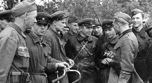 Spotkanie żołnierzy Wehrmachtu i Armii Czerwonej pod Brześciem, fot.: BundesarchivWikipedialic. CC