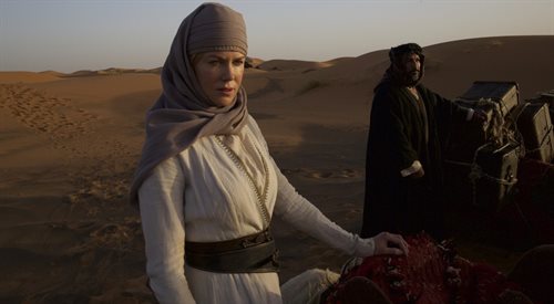 Na początku rolę główną w filmie Królowa pustyni miała grać Naomi Watts . Aktorka odrzuciła tę propozycję i ostatecznie w filmie zobaczymy Nicole Kidman