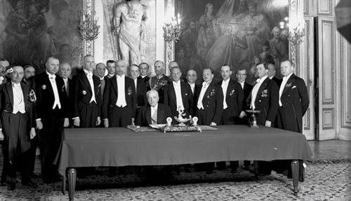 Prezydent Polski Ignacy Mościcki podpisuje konstytucję kwietniową. 23.04.1935