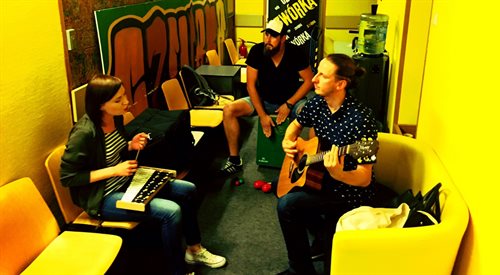 Zespół Yell_O przygotowuje się do występu na żywo w studiu Czwórki