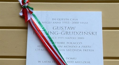 Uroczystość odsłonięcia tablicy pamiątkowej poświęconej Gustawowi Herlingowi-Grudzińskiemu w Neapolu, 20 bm. Prezydent Komorowski z małżonką kontynuują dwudniową wizytę we Włoszech.