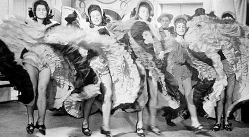 Kankan to francuski taniec z drugiej połowy XIX wieku. Na zdjęciu scena ze spektaklu Doświadczalnego Ośrodka Telewizyjnego Żołnierz królowej Madagaskaru Juliana Tuwima