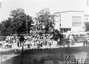 Pracownicy radomskich zakładów pracy zgromadzeni przed budynkiem KW PZPR. Radom, 25 czerwca 1976 