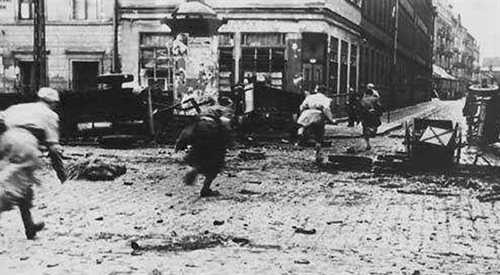 Oddział powstańców przy ul. Chłodnej w sierpniu 1944 roku.