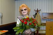 Nasza solenizantka - Ludmiła Łączyńska z bukietem czerwonych róż