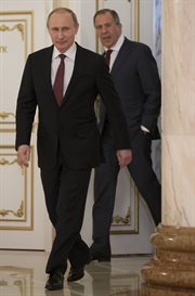 Władimir Putin i Siergiej Ławrow z Mińsku po rozmowach, wchodzą do sali by udzielić komentarza prasie