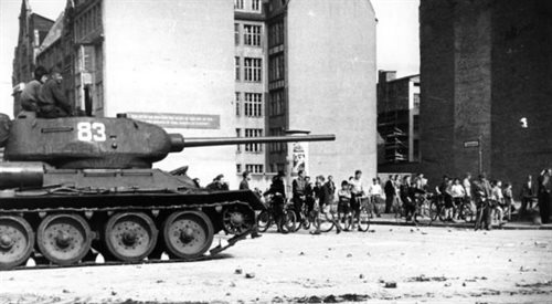 Sowiecki czołg na ulicach Berlina w czerwcu 1953 roku