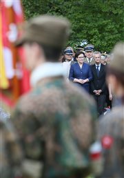 Premier Ewa Kopacz podczas uroczystości przy Pomniku Mokotów Walczy 1944, upamiętniających powstańcze walki 
